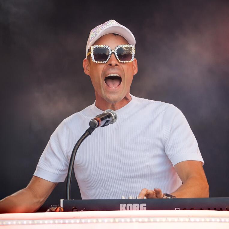 Carl Williams performing live at the piano