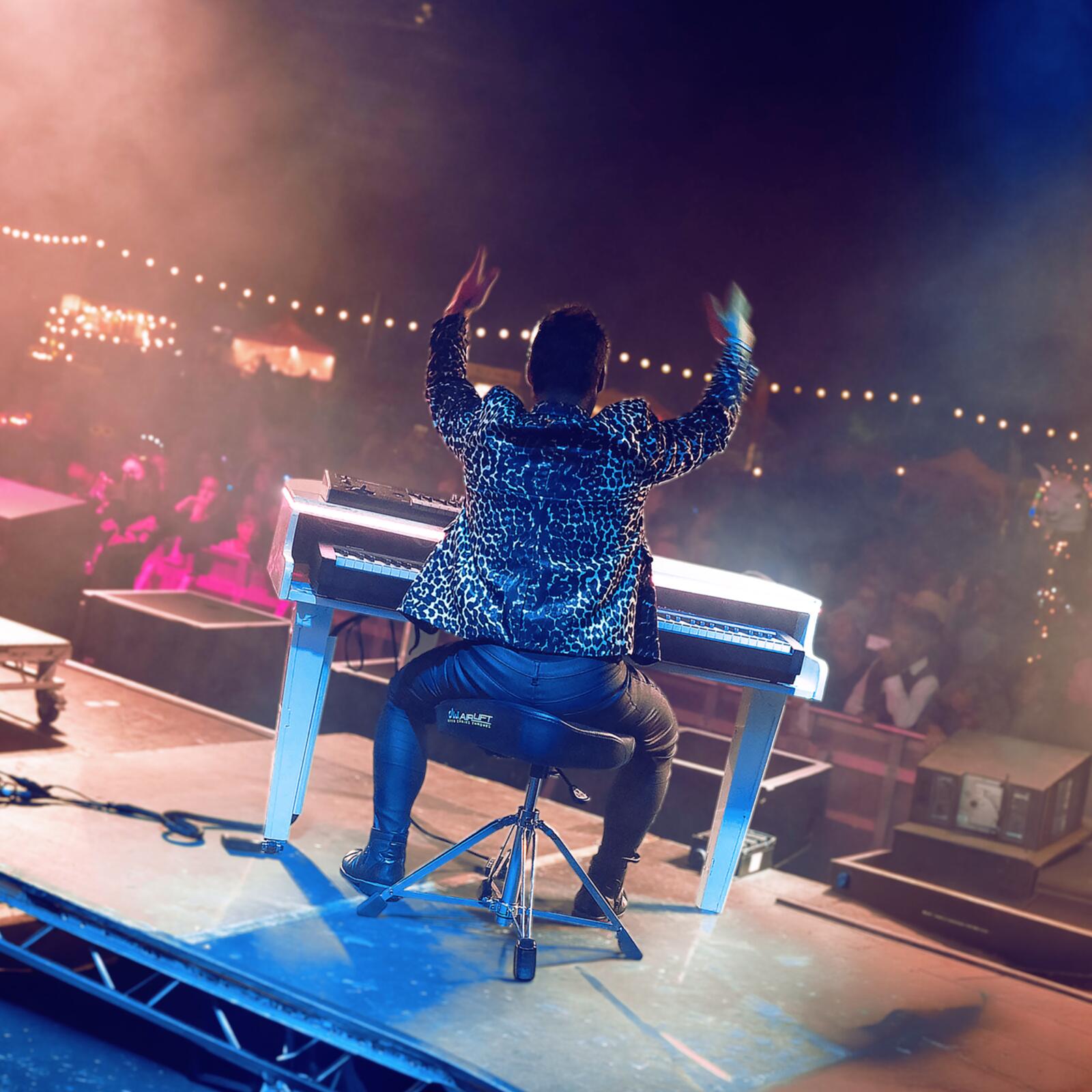 Singer pianist entertainment by Carl Williams